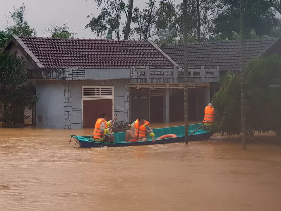 Di chuyển người dân ra khỏi khu vực ngập lũ tại huyện Cam Lộ (Quảng Trị). (Ảnh: Thanh Thủy/TTXVN)