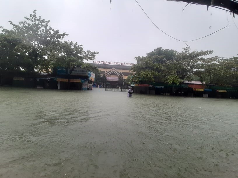 Hồ Kẻ Gỗ tăng mức xả tràn làm các tuyến đường tại thành phố Hà Tĩnh bị ngập nặng, giao thông chia cắt. (Ảnh: Hoàng Ngà/TTXVN)