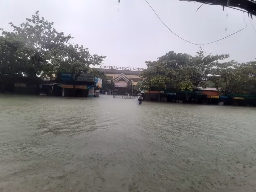 Hồ Kẻ Gỗ tăng mức xả tràn làm các tuyến đường tại thành phố Hà Tĩnh bị ngập nặng, giao thông chia cắt. (Ảnh: Hoàng Ngà/TTXVN)