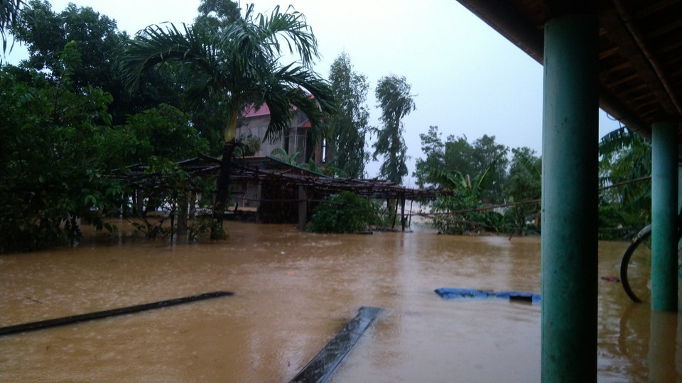 Nhiều nhà dân tại xã Hàm Ninh, huyện Quảng Ninh, tỉnh Quảng Bình vẫn còn ngập sâu trong nước lũ. (Ảnh: Văn Tý/TTXVN)