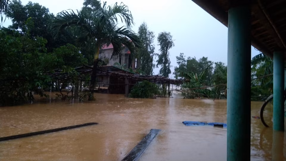 Nhiều nhà dân tại xã Hàm Ninh, huyện Quảng Ninh, tỉnh Quảng Bình vẫn còn ngập sâu trong nước lũ. (Ảnh: Văn Tý/TTXVN)