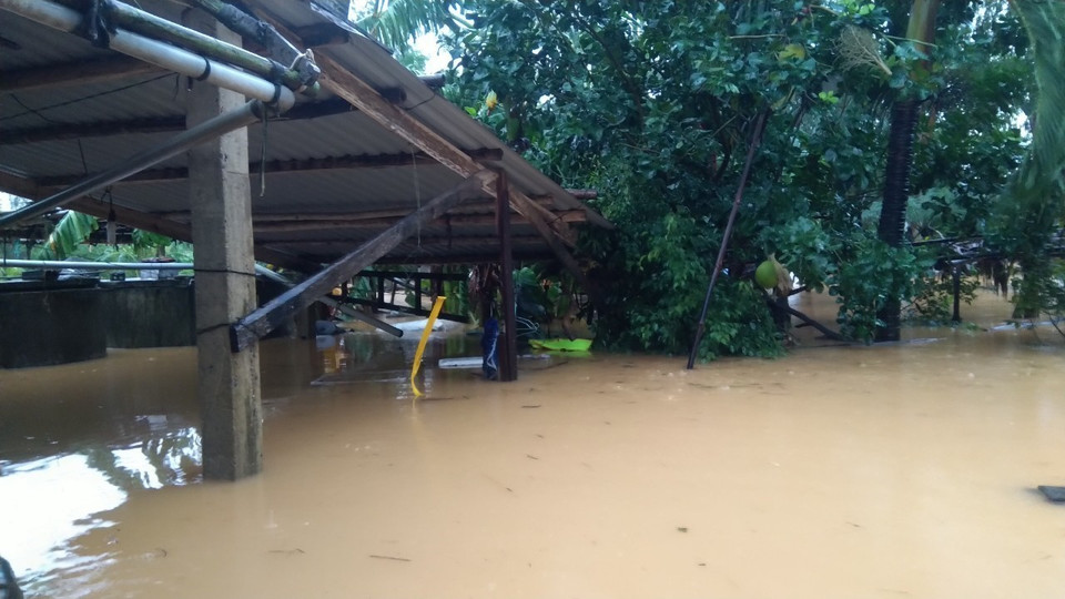 Nhiều nhà dân tại xã Hàm Ninh, huyện Quảng Ninh, tỉnh Quảng Bình vẫn còn ngập sâu trong nước lũ. (Ảnh: Văn Tý/TTXVN)