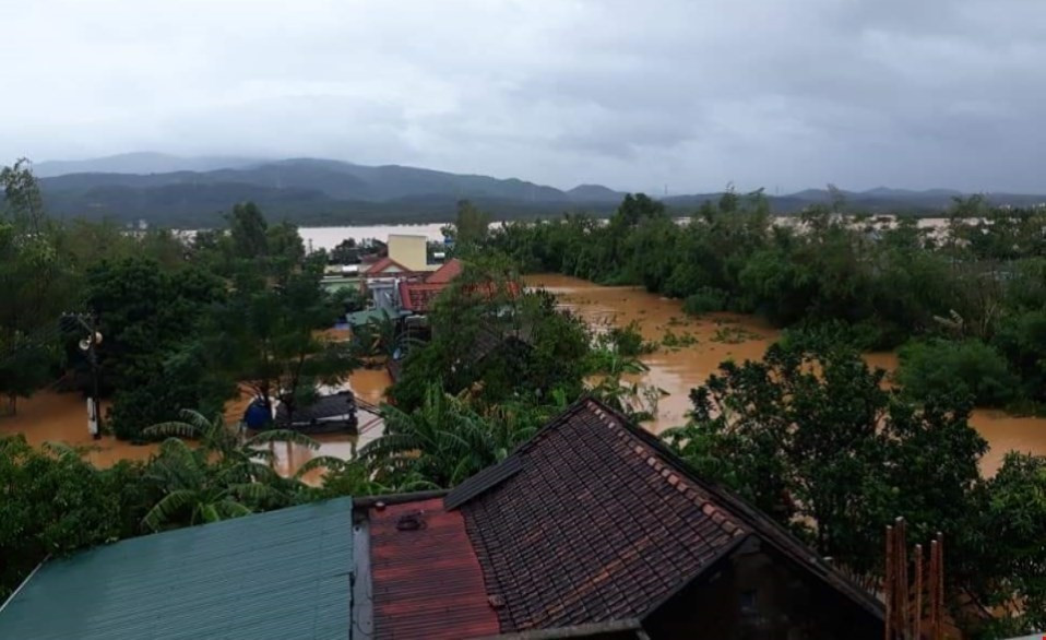 Nhiều nhà dân tại xã Hàm Ninh, huyện Quảng Ninh, tỉnh Quảng Bình vẫn còn ngập sâu trong nước lũ. (Ảnh: Văn Tý/TTXVN)