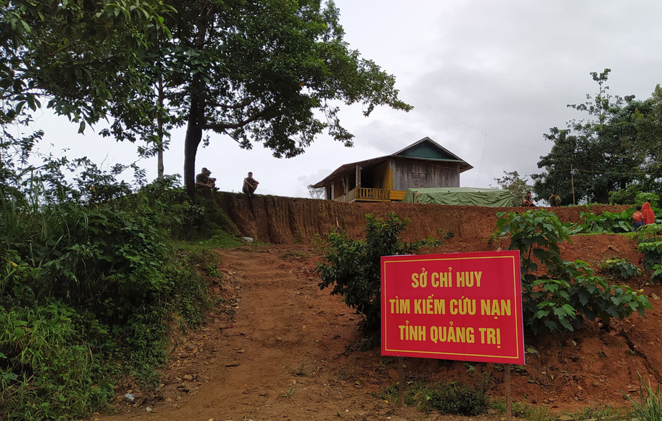 Ngôi nhà sàn của bà Hồ Thị Khá (52 tuổi, dân tộc Vân Kiều) được lực lượng chức năng mượn để lập Sở chỉ huy tìm kiếm cứu nạn tiền phương trong ngày 18/10. 