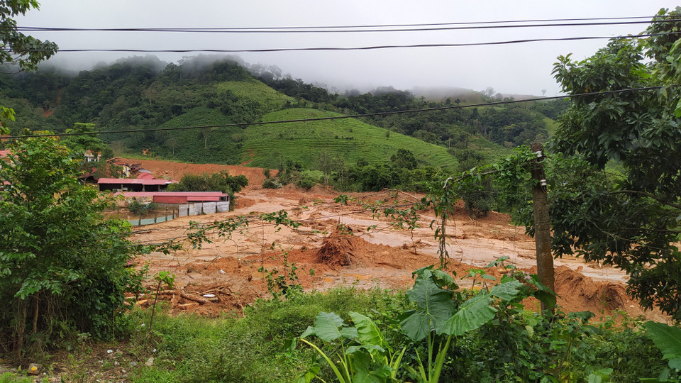 Khối lượng bùn đất rất lớn đã đổ xuống thôn Cợp (xã Hướng Phùng, huyện Hướng Hóa, tỉnh Quảng Trị) sau vụ sạt lở kinh hoàng. (Ảnh: Quốc Dũng/TTXVN)
