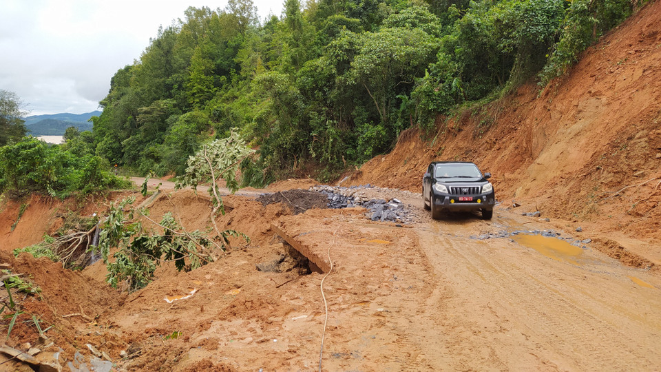 Tuy được san ủi, khắc phục tạm thời để thông xe, nhưng tuyến đường độc đạo đi xã Hướng Phùng vẫn tiềm ẩn nguy cơ sạt lở cao. (Ảnh: Quốc Dũng/TTXVN)