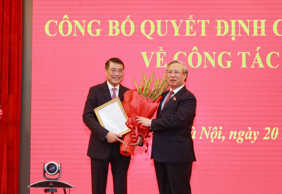 Ông Trần Quốc Vượng, Ủy viên Bộ Chính trị, Thường trực Ban Bí thư trao Quyết định của Bộ Chính trị về công tác cán bộ cho ông Lê Minh Hưng. (Ảnh: Phương Hoa/TTXVN)