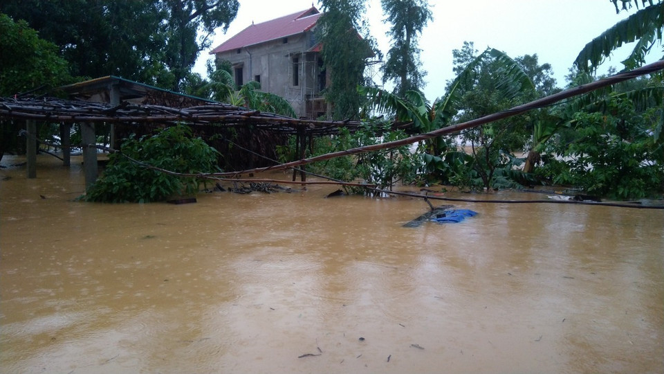 Nhiều nhà dân tại xã Hàm Ninh, huyện Quảng Ninh, tỉnh Quảng Bình vẫn còn ngập sâu trong nước lũ. (Ảnh: Văn Tý/TTXVN)