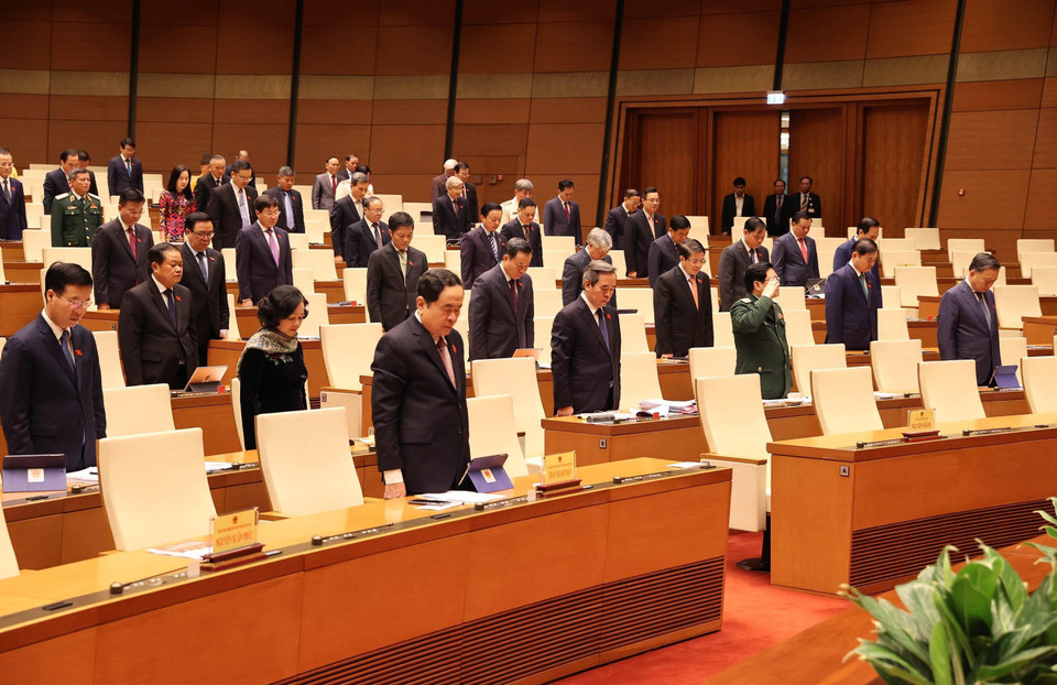 Các đại biểu Quốc hội dành một phút mặc niệm Thiếu tướng Nguyễn Văn Man, Phó Tư lệnh Quân khu 4, đại biểu Quốc hội khóa XIV đã hy sinh trong khi làm nhiệm vụ cứu hộ đồng bào miền Trung bị lũ lụt. (Ảnh: Trọng Đức/TTXVN)