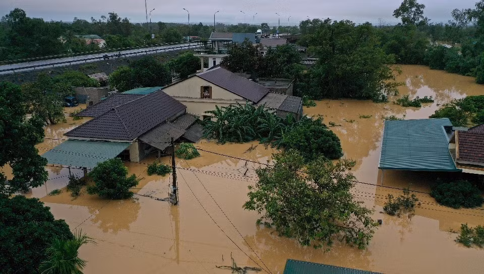 Lũ lớn trên sông Hiếu gây ngập diện rộng tại khu vực xã Thanh An, huyện Cam Lộ và phường Đông Giang, thành phố Đông Hà, tỉnh Quảng Trị. (Ảnh: Hồ Cầu/TTXVN)