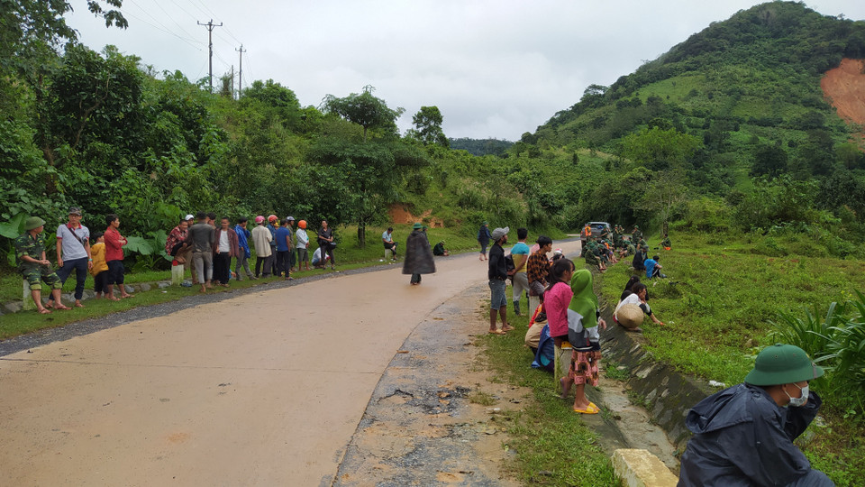 Người dân thôn Cợp hồi hộp, lo lắng theo dõi cuộc tìm kiếm. (Ảnh: Quốc Dũng/TTXVN)