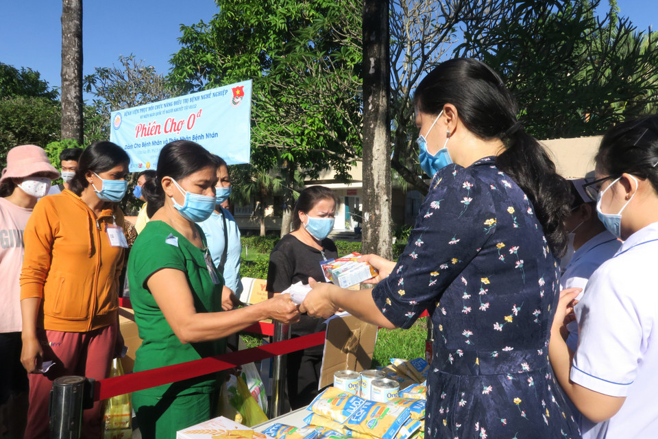 Người nhà bệnh nhân xếp hàng mua sữa tại Phiên chợ 0 đồng. (Ảnh: Đinh Hằng/TTXVN)