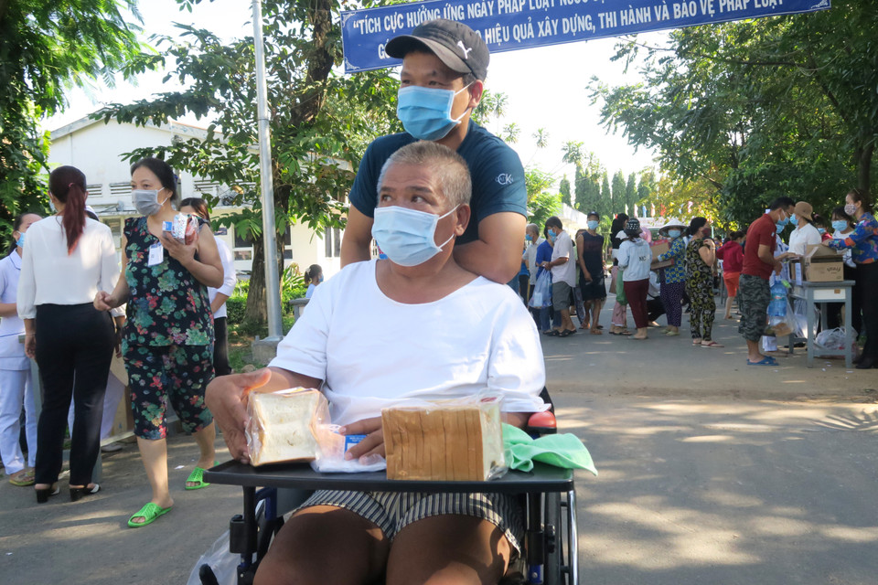 Bệnh nhân háo hức tham gia Phiên chợ 0 đồng. (Ảnh: Đinh Hằng/TTXVN)