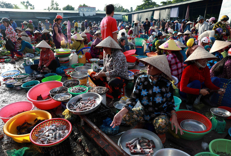 Một khu chợ với sản vật mùa nước nổi phong phú của Hậu Giang. (Ảnh: Duy Khương/TTXVN)