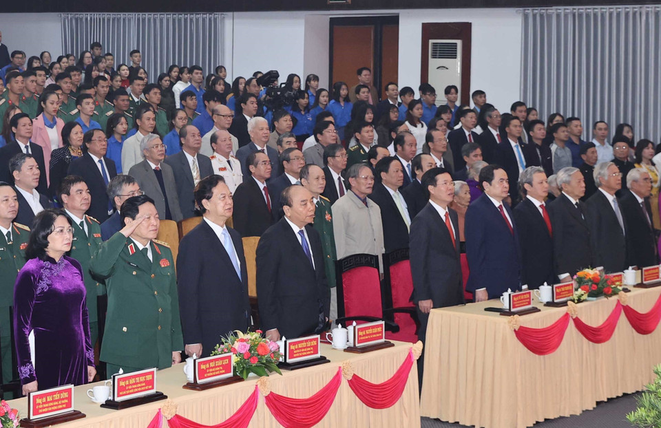 Thủ tướng Nguyễn Xuân Phúc cùng các lãnh đạo, nguyên lãnh đạo Đảng Nhà nước và các đại biểu thực hiện nghi thức chào cờ. (Ảnh: Thống Nhất/TTXVN) 