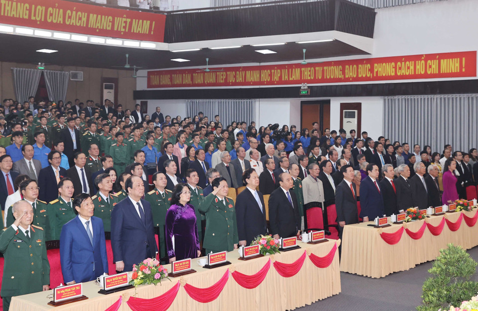 Thủ tướng Nguyễn Xuân Phúc cùng các lãnh đạo, nguyên lãnh đạo Đảng Nhà nước và các đại biểu thực hiện nghi thức chào cờ. (Ảnh: Thống Nhất/TTXVN) 