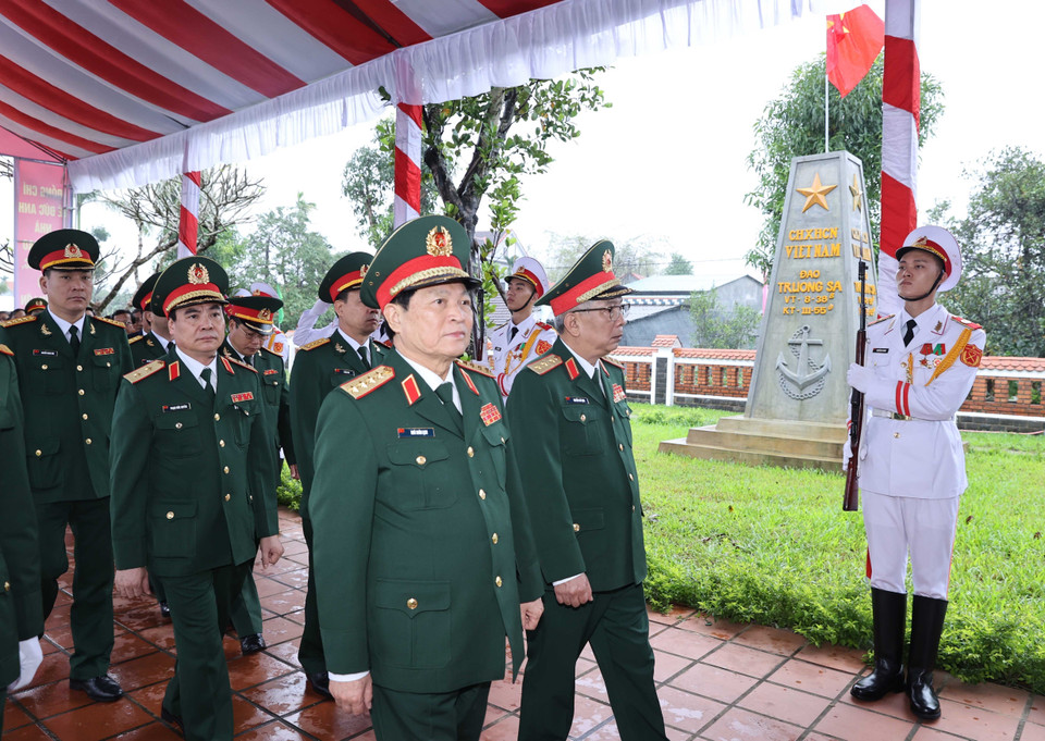 Đại tướng Ngô Xuân Lịch, Bộ trưởng Bộ Quốc phòng cùng các đại biểu Quân đội đến dự Lễ kỷ niệm. (Ảnh: Thống Nhất/TTXVN)