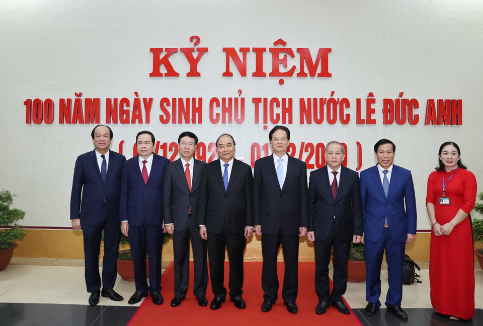 Thủ tướng Nguyễn Xuân Phúc, nguyên Thủ tướng Nguyễn Tấn Dũng cùng các đại biểu tham quan triển lãm chuyên đề Chủ tịch nước Lê Đức Anh với sự nghiệp cách mạng Việt Nam tại buổi lễ. (Ảnh: Thống Nhất/TTXVN)