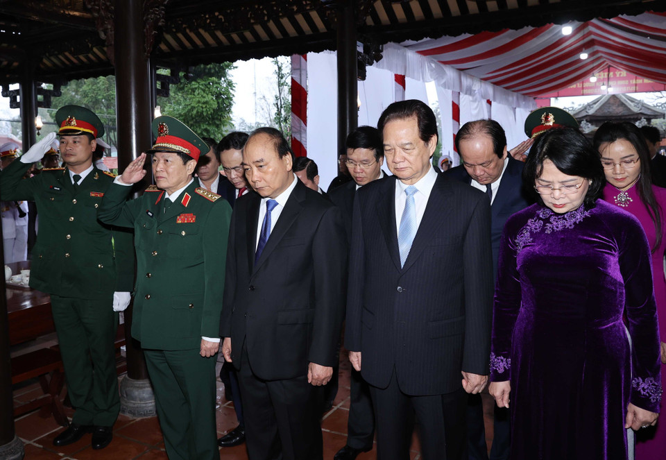 Thủ tướng Nguyễn Xuân Phúc cùng các lãnh đạo, nguyên lãnh đạo Đảng Nhà nước dâng hương tưởng niệm Chủ tịch nước Lê Đức Anh tại Nhà văn hoá Đại tướng Lê Đức Anh (làng Bàn Môn, xã Lộc An, huyện Phú Lộc, quê nhà của Đại tướng). (Ảnh: Thống Nhất/TTXVN)