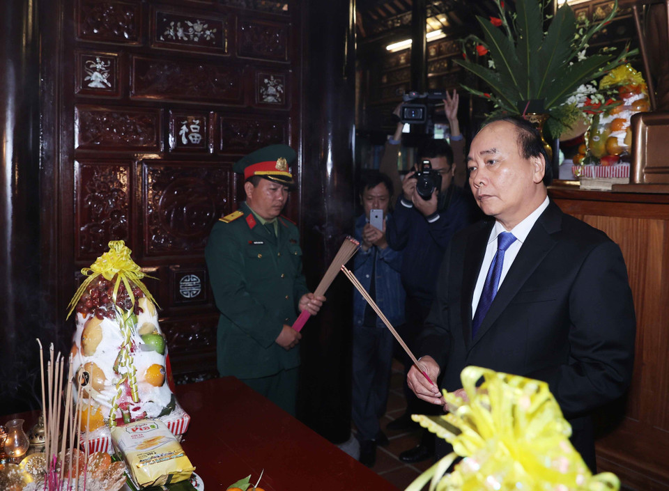 Thủ tướng Nguyễn Xuân Phúc cùng các lãnh đạo, nguyên lãnh đạo Đảng Nhà nước dâng hương tưởng niệm Chủ tịch nước Lê Đức Anh tại Nhà văn hoá Đại tướng Lê Đức Anh (làng Bàn Môn, xã Lộc An, huyện Phú Lộc, quê nhà của Đại tướng). (Ảnh: Thống Nhất/TTXVN)