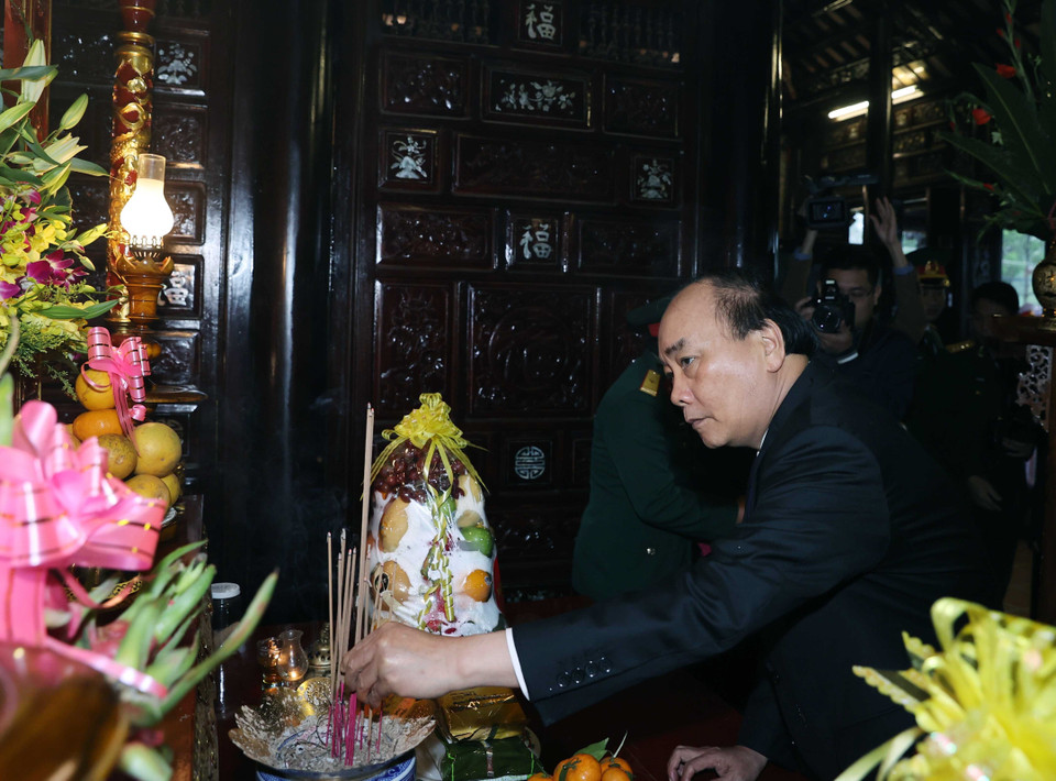 Thủ tướng Nguyễn Xuân Phúc cùng các lãnh đạo, nguyên lãnh đạo Đảng Nhà nước dâng hương tưởng niệm Chủ tịch nước Lê Đức Anh tại Nhà văn hoá Đại tướng Lê Đức Anh (làng Bàn Môn, xã Lộc An, huyện Phú Lộc, quê nhà của Đại tướng). (Ảnh: Thống Nhất/TTXVN) 