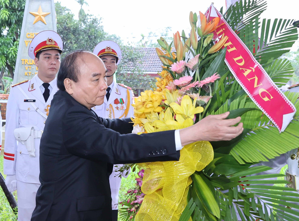 Thủ tướng Nguyễn Xuân Phúc dâng hương, hoa tưởng niệm Chủ tịch nước Lê Đức Anh tại Nhà văn hóa Đại tướng Lê Đức Anh (làng Bàn Môn, xã Lộc An, huyện Phú Lộc, quê nhà của Đại tướng). (Ảnh: Thống Nhất/TTXVN)