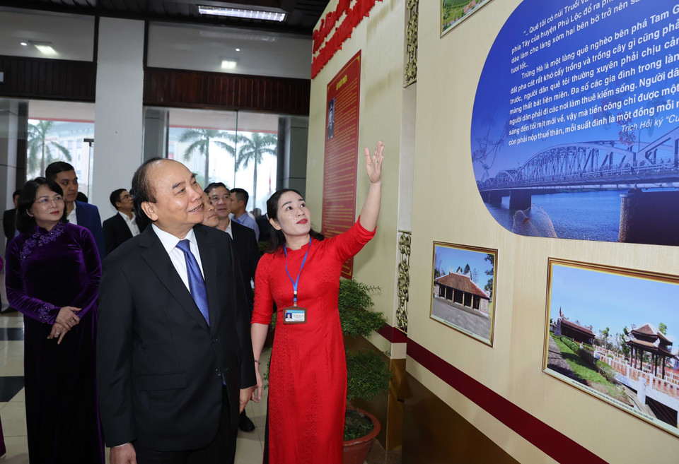 Thủ tướng Nguyễn Xuân Phúc cùng các đại biểu tham quan triển lãm chuyên đề Chủ tịch nước Lê Đức Anh với sự nghiệp cách mạng Việt Nam tại buổi lễ. (Ảnh: Thống Nhất/TTXVN)