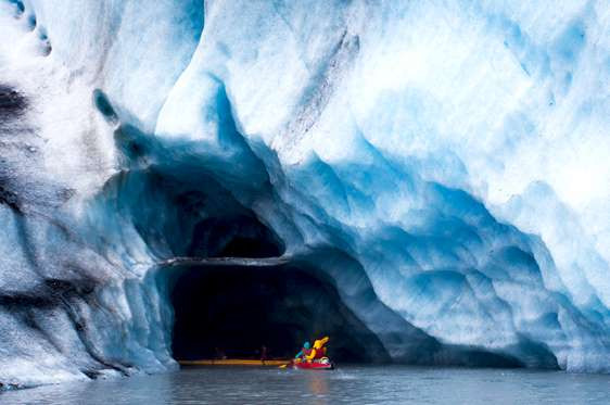 Hang động băng ở Valdez, bang Alaska, Mỹ. Màu xanh hút mắt của nước biển hắt lên vòm động bằng băng tạo vẻ đẹp kỳ bí. (Nguồn: msn)