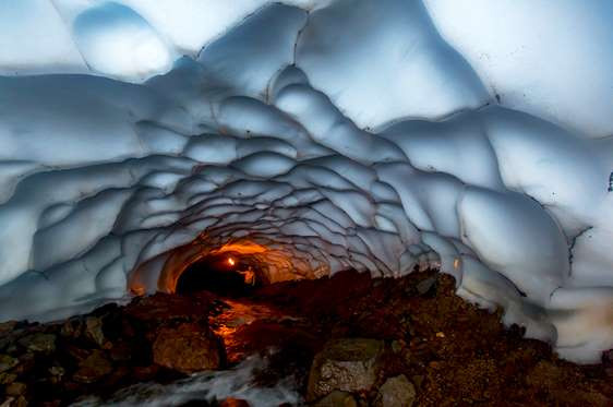 Hang động băng tuyết gần núi lửa Mutnovsky ở Nga. (Nguồn: msn)