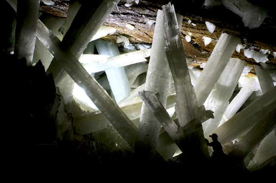 Một trong những hang động kỳ thú nhất trên thế giới là hang Crystal của Naica, Mexico. Nơi này được phát hiện vào năm 2000 với rất nhiều tinh thể lớn có từ 500.000 năm. (Nguồn: msn)