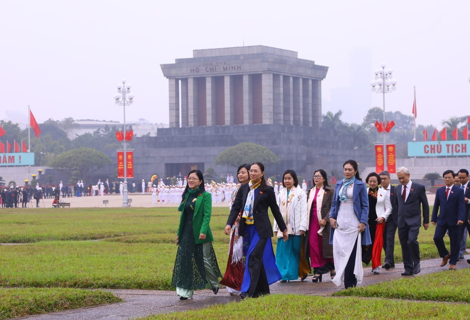 Sau khi vào Lăng viếng Chủ tịch Hồ Chí Minh, các đại biểu Quốc hội sang dự Kỳ họp bất thường lần thứ hai, Quốc hội khóa XV tại Hội trường Diên Hồng, Nhà Quốc hội. (Ảnh: Văn Điệp/TTXVN)