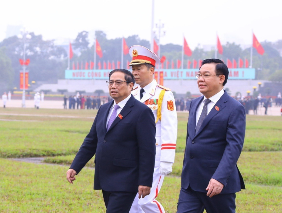 Sau khi vào Lăng viếng Chủ tịch Hồ Chí Minh, Chủ tịch Quốc hội Vương Đình Huệ, Thủ tướng Phạm Minh Chính cùng các đại biểu Quốc hội sang dự Kỳ họp bất thường lần thứ hai, Quốc hội khóa XV tại Hội trường Diên Hồng, Nhà Quốc hội. (Ảnh: Văn Điệp/TTXVN)