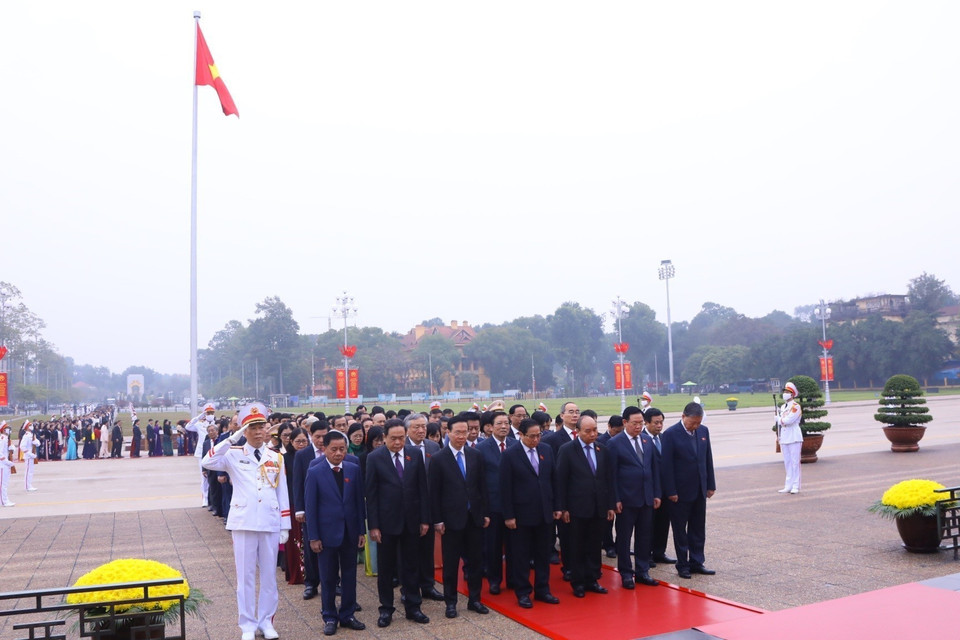 Lãnh đạo Đảng, Nhà nước, Mặt trận Tổ quốc Việt Nam và các đại biểu Quốc hội vào Lăng viếng Chủ tịch Hồ Chí Minh. 