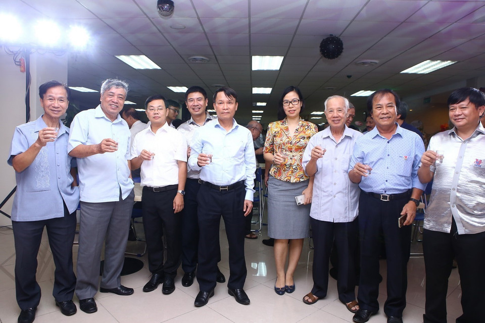 Các thế hệ lãnh đạo TTXVN tham dự buổi lễ. (Ảnh: Minh Quyết/TTXVN)