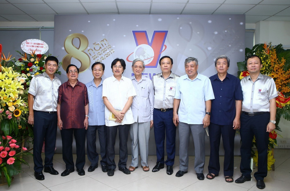 Các thế hệ lãnh đạo TTXVN chụp ảnh với lãnh đạo kênh Truyền hình Thông tấn. (Ảnh: Minh Quyết/TTXVN)