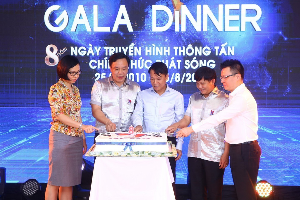 Chiều 24/8, tại Hà Nội, Trung tâm Truyền hình Thông tấn tổ chức lễ kỷ niệm 8 năm ngày phát sóng kênh Truyền hình Thông tấn - Vnews (25/8/2010-25/8/2018). Các đại biểu thực hiện nghi thức cắt bánh kỷ niệm 8 năm ngày phát sóng kênh Truyền hình Thông tấn. (Ảnh: Minh Quyết/TTXVN)