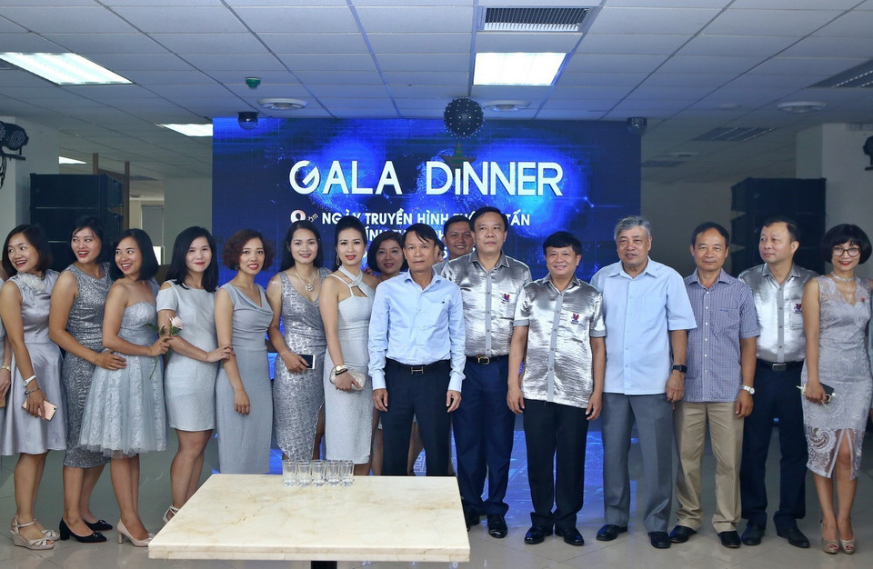 Các thế hệ lãnh đạo TTXVN chụp ảnh với lãnh đạo kênh Truyền hình Thông tấn. (Ảnh: Minh Quyết/TTXVN)