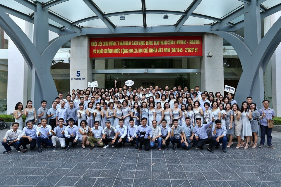 Tập thể cán bộ, nhân viên kênh Truyền hình Thông tấn. (Ảnh: Minh Quyết/TTXVN)