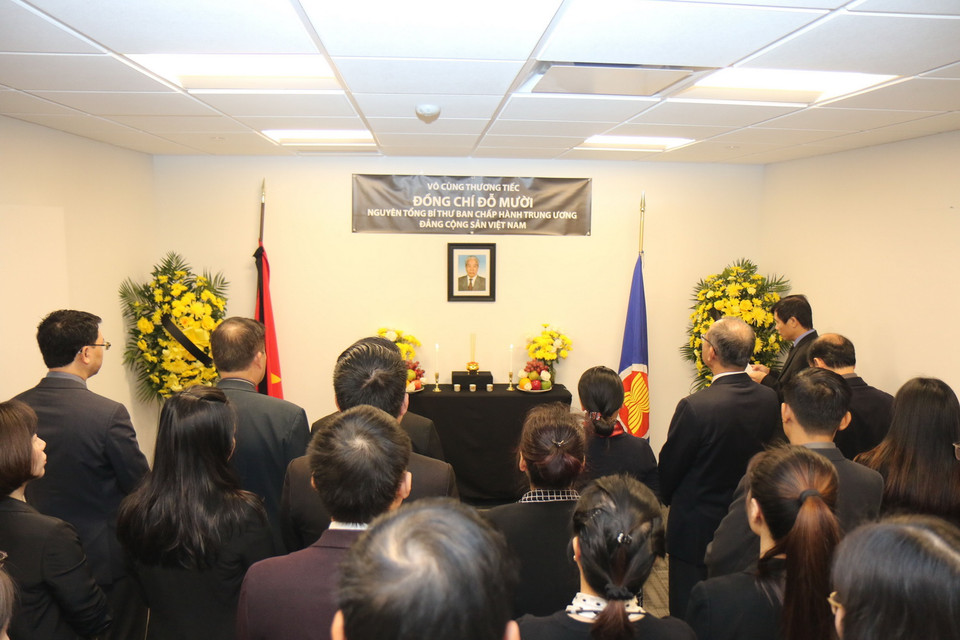 Cán bộ, nhân viên Phái đoàn Đại diện Thường trực Việt Nam tại Liên hợp quốc viếng nguyên Tổng Bí thư Đỗ Mười. (Ảnh: Hoài Thanh/TTXVN)