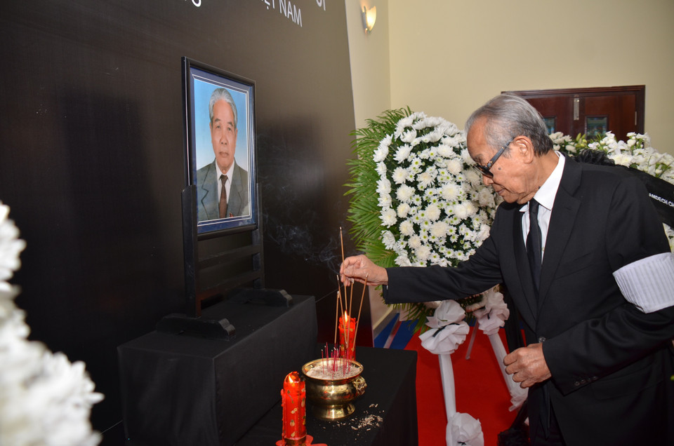Lễ truy điệu, mở sổ tang và viếng nguyên Tổng Bí thư Đỗ Mười tại Campuchia. Phó Thủ tướng, Bộ trưởng Bộ Hoàng cung Campuchia, Samdech Kong Sam Ol đến viếng, chuyển thư TTXVN)