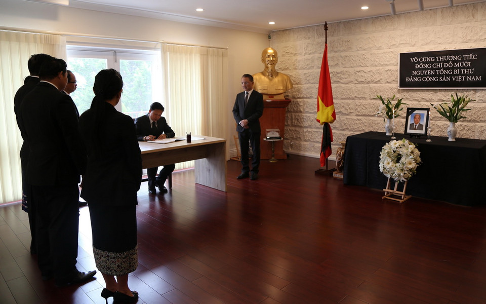  Lễ viếng và mở sổ tang nguyên Tổng Bí thư Đỗ Mười tại Australia. Đại sứ Lào tại Australia Sisavath Inphachanh đến viếng và ghi sổ tang. (Ảnh: Khánh Linh/TTXVN)