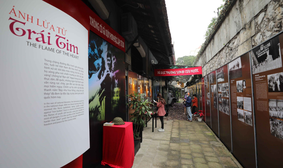 Trưng bày “Một thời sôi nổi” được thể hiện qua 2 nội dung gồm Ánh lửa từ trái tim và Ước vọng xây đời. (Ảnh: Thanh Tùng/TTXVN)