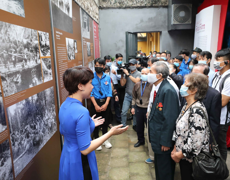 Trưng bày giới thiệu ký ức sôi nổi của các thế hệ thanh niên trong thời chiến và giai đoạn hiện nay. (Ảnh: Thanh Tùng/TTXVN)