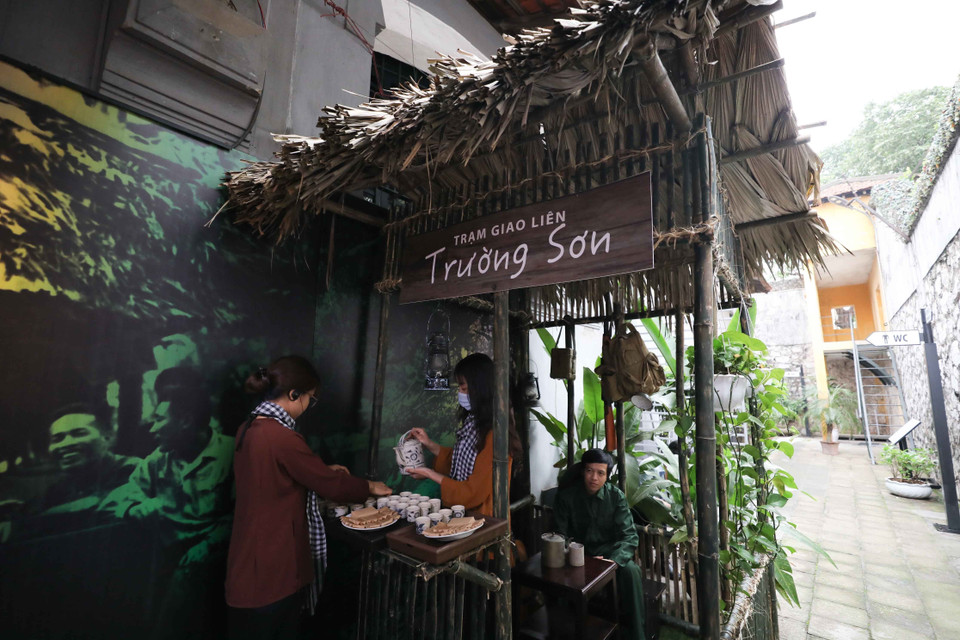 Tổ hợp trưng bày đưa du khách quay ngược dòng thời gian, trở về ký ức một thời "Hoa Lửa" bi hùng của dân tộc với những hình ảnh, biểu tượng đi cùng năm tháng. (Ảnh: Thanh Tùng/TTXVN)