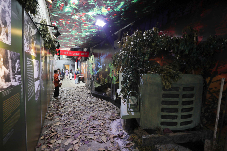 Tổ hợp trưng bày đưa du khách quay ngược dòng thời gian, trở về ký ức một thời "Hoa Lửa" bi hùng của dân tộc với những hình ảnh, biểu tượng đi cùng năm tháng. (Ảnh: Thanh Tùng/TTXVN)