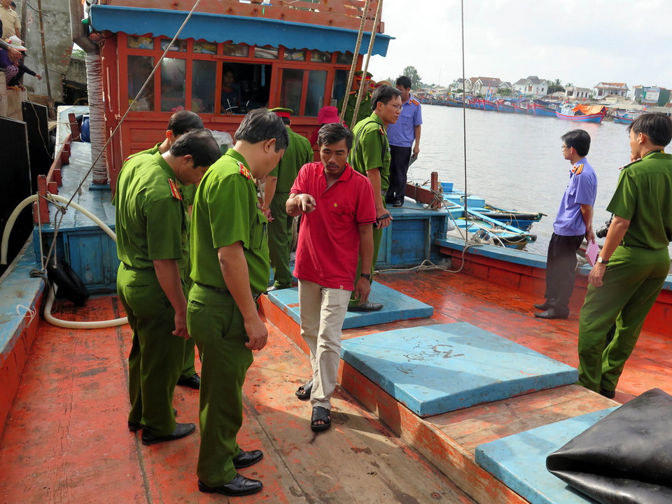  Thuyền trưởng Bùi Văn Cu (áo đỏ) dựng lại hiện trường. (Ảnh: Sỹ Thắng/TTXVN)