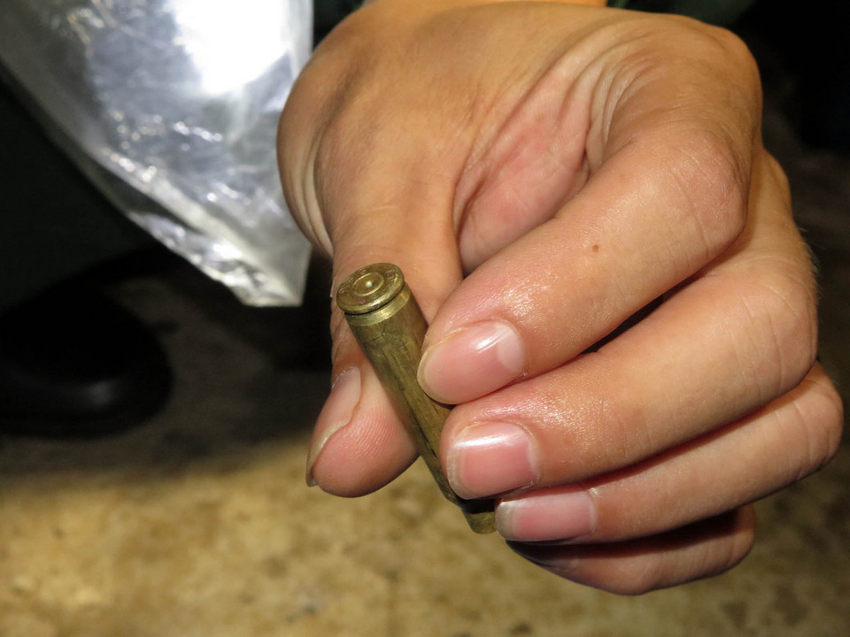 Vỏ đạn còn sót lại trên tàu. (Ảnh: Sỹ Thắng/TTXVN)