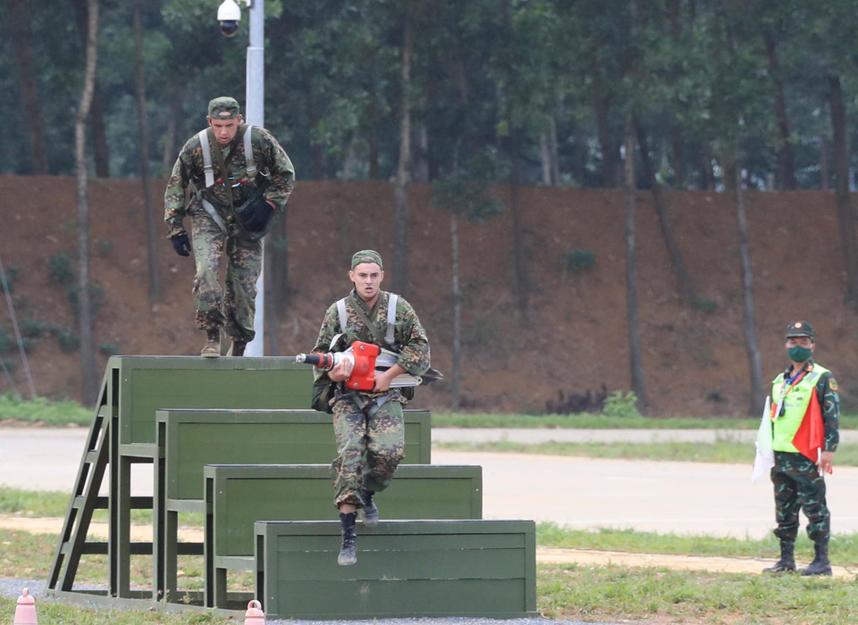 Tình huống vượt chướng ngại vật của Đội tuyển quân sự Belarus trong môn thi vùng tai nạn. (Ảnh: Trọng Đức/TTXVN)