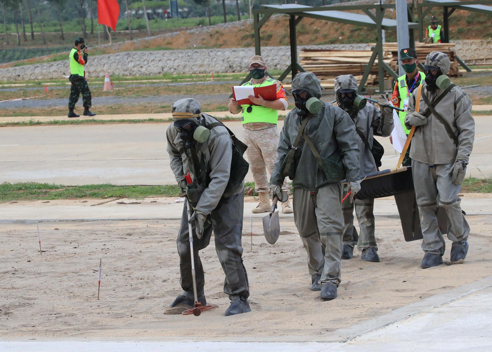 Tình huống rà phá bom mìn của Đội tuyển quân sự Belarus trong môn thi vùng tai nạn. (Ảnh: Trọng Đức/TTXVN)