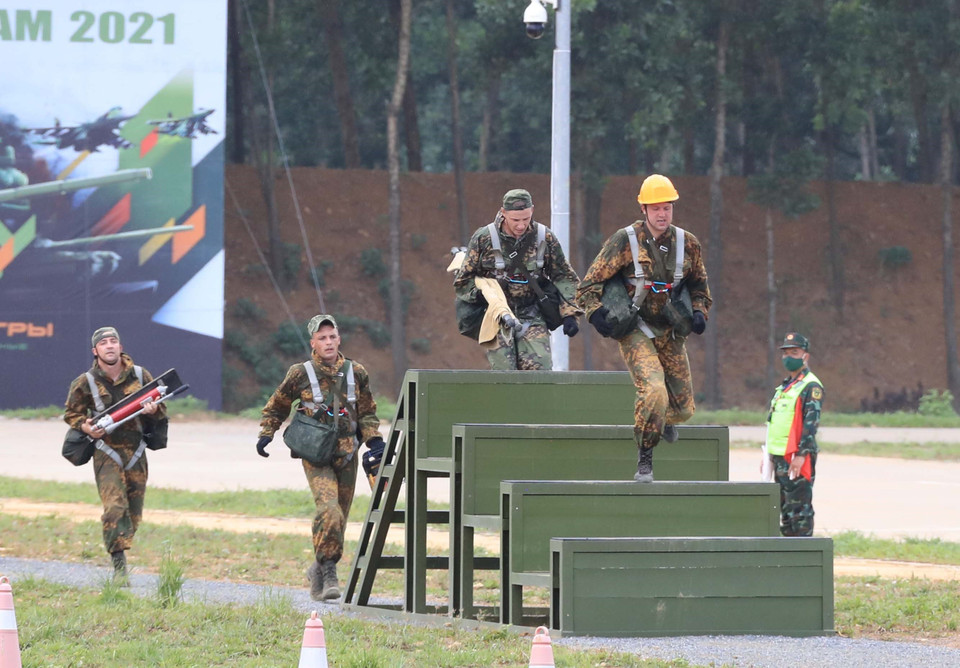 Đội tuyển quân sự Belarus vượt vật cản trong môn thi ''vùng tai nạn.'' (Ảnh: Trọng Đức/TTXVN)